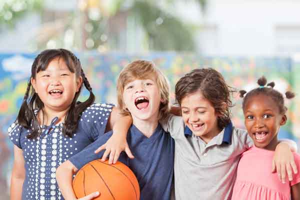 Gruppe von Kindern mit einem Basketball